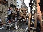 祇園祭　蘇民将来之子孫也 : 7/10から鉾の曳きぞめ12日まで、鉾町ではせっせと鉾が組み立てられています。
荒縄だけで、釘を一本も使わない「縄がらみ」の技が、目の前で見ることができます。12日に山建てが行なわれると、鉾町は一斉に華やかになり、宵山へと向かいます。